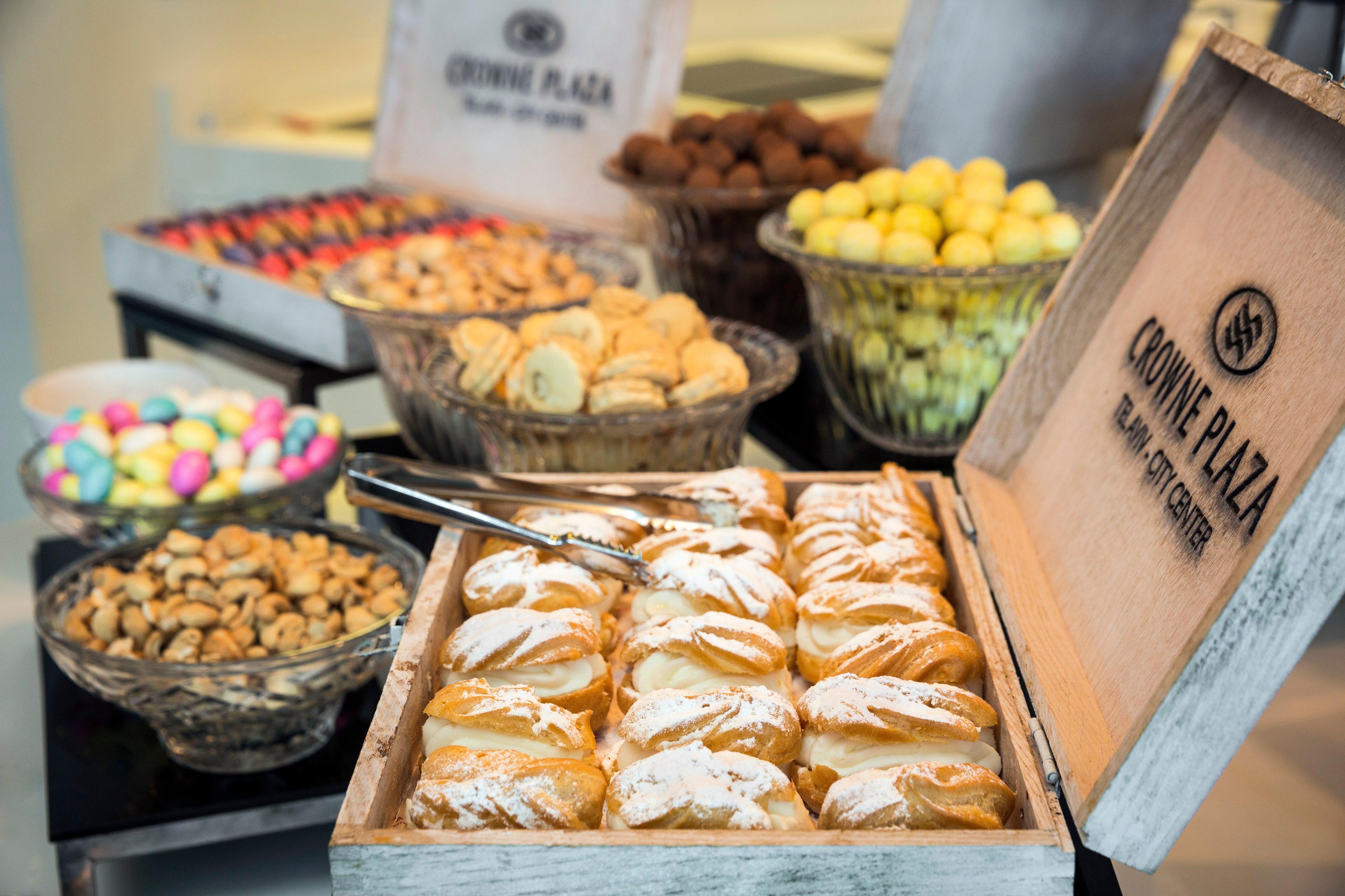 特拉维夫市中心皇冠假日酒店 外观 照片 A selection of pastries at a buffet