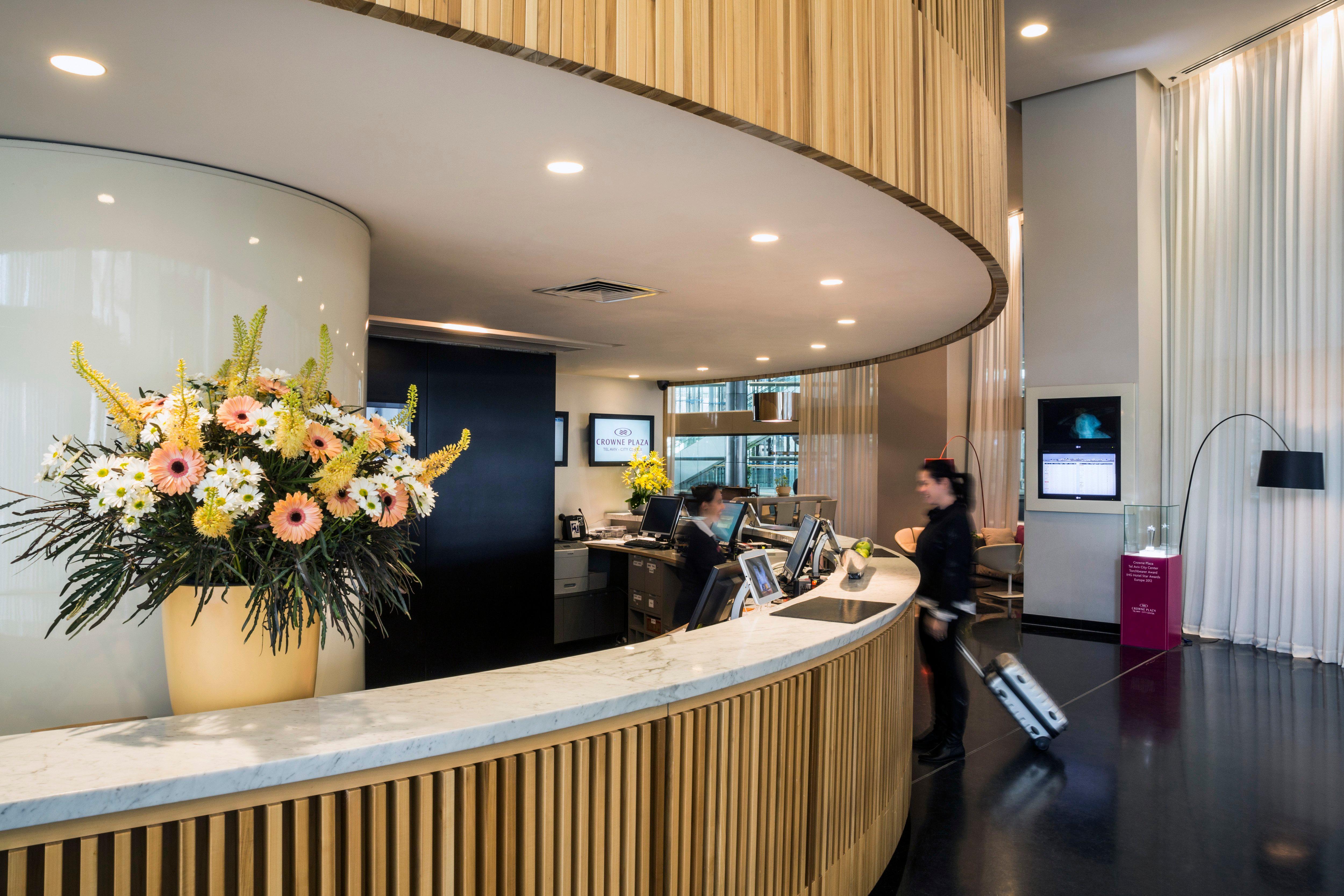 特拉维夫市中心皇冠假日酒店 外观 照片 The reception area of the hotel