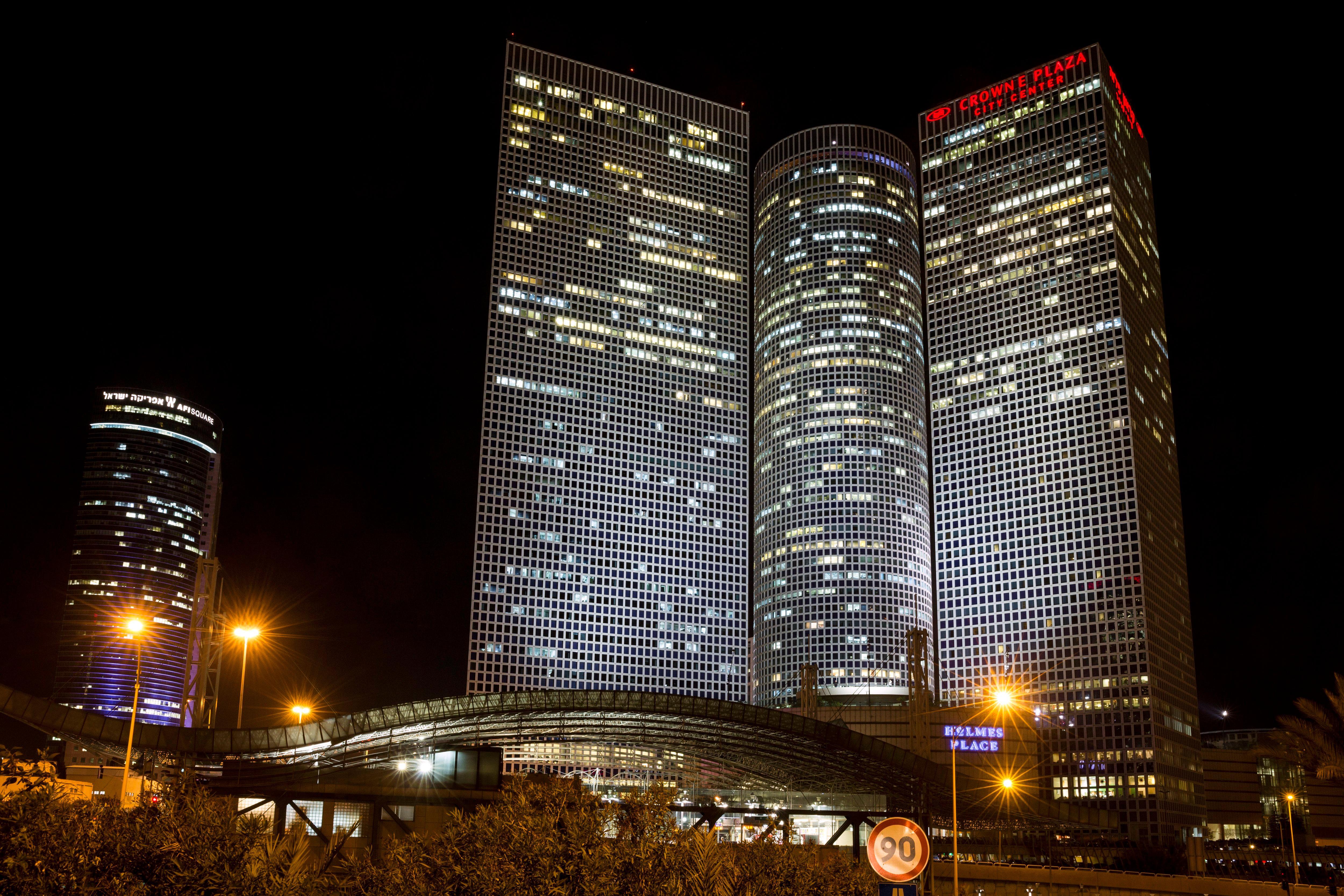 特拉维夫市中心皇冠假日酒店 外观 照片 The Azrieli Center, the largest commercial center in Israel