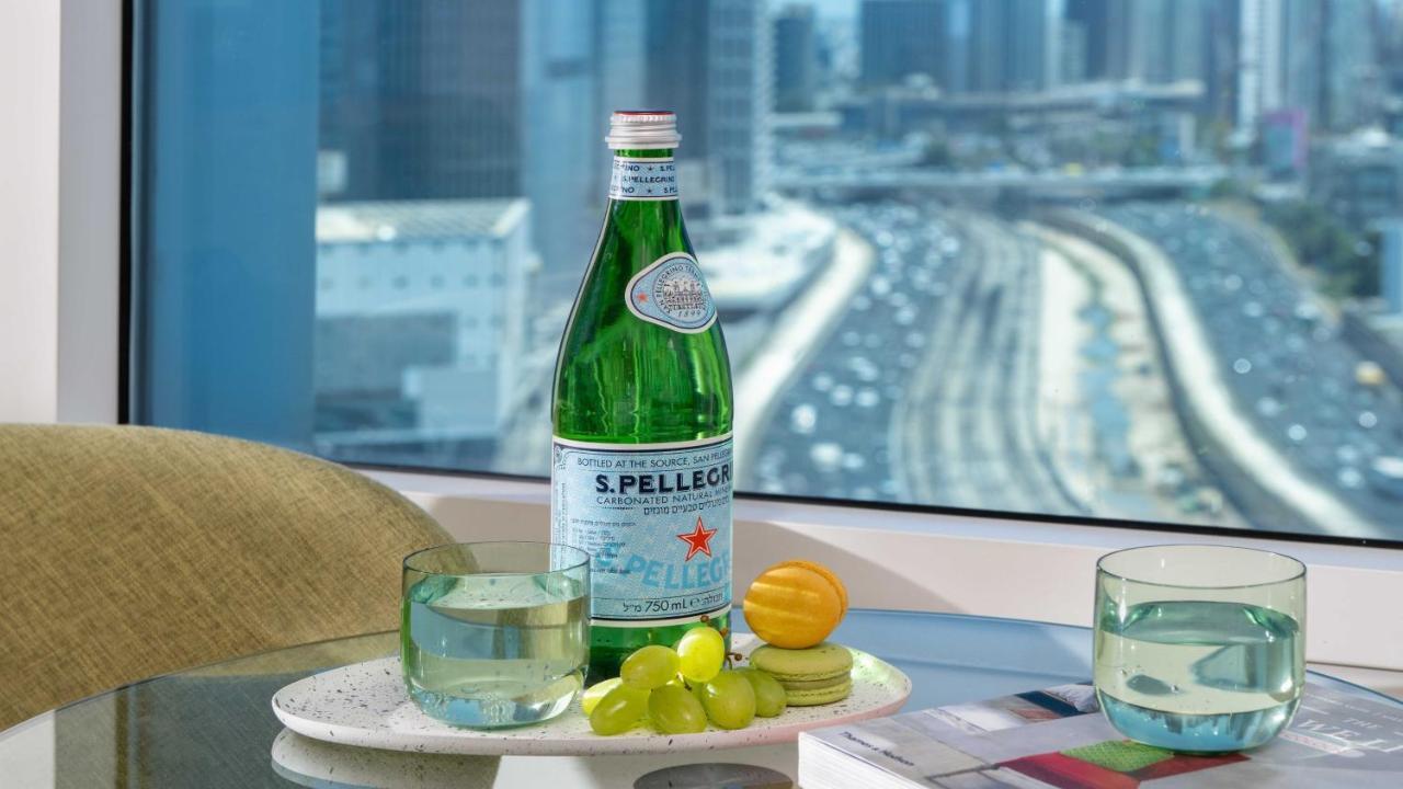 特拉维夫市中心皇冠假日酒店 外观 照片 A bottle of S. Pellegrino