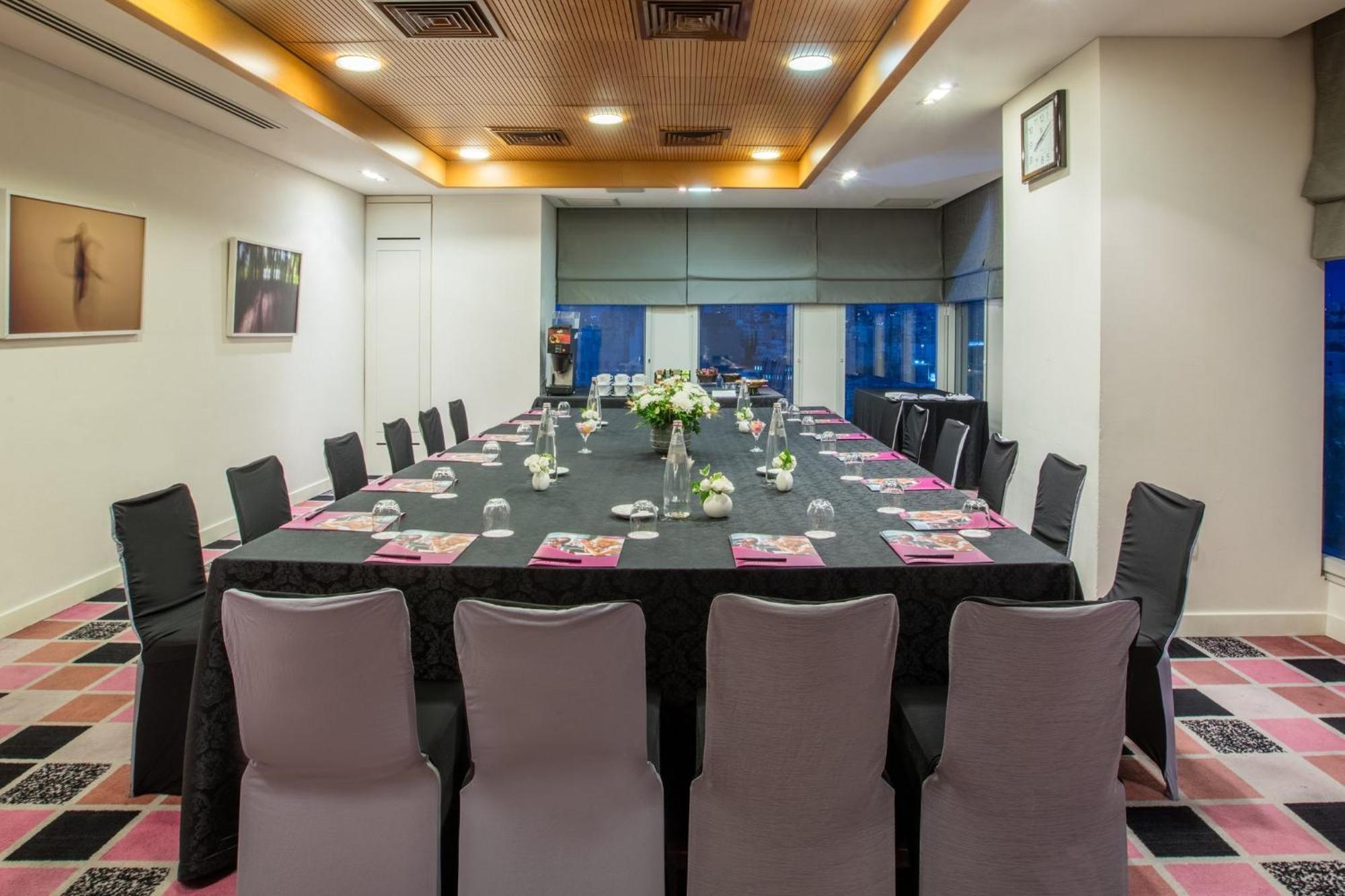 特拉维夫市中心皇冠假日酒店 外观 照片 Meeting room at the hotel